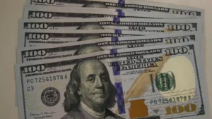 Dólar sobe a R$ 5,19 com saída de estrangeiros; Ibovespa cai