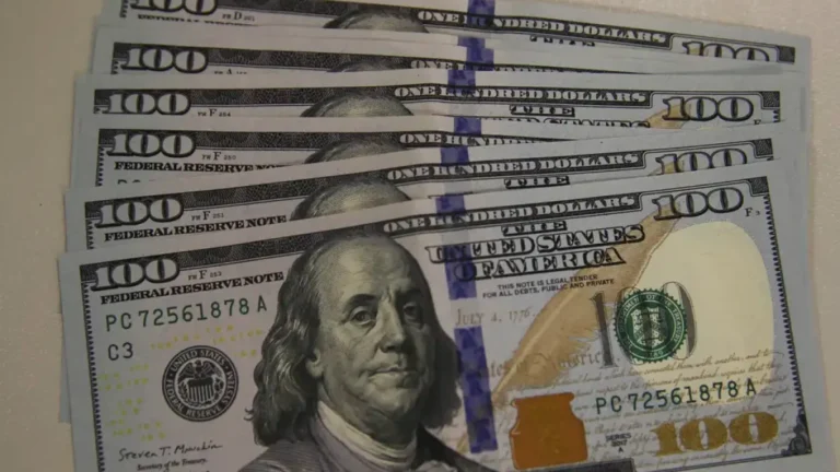 Dólar sobe a R$ 5,19 com saída de estrangeiros; Ibovespa cai