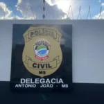 Homem lava mandioca em pia de batismo e ataca padre; é preso